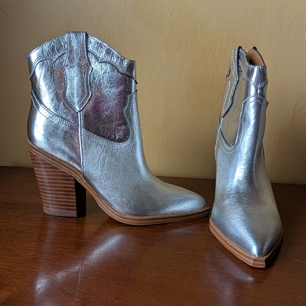 Marc Fisher Gona Women's Bootie in Metallic Silver Like New Sz 5M - Picture 5 of 8